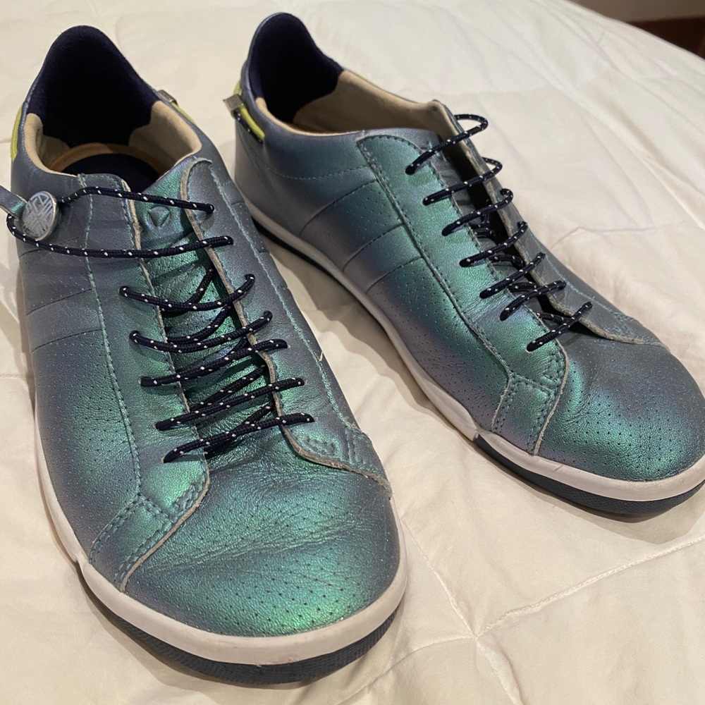 Plae size 7 tennis shoe